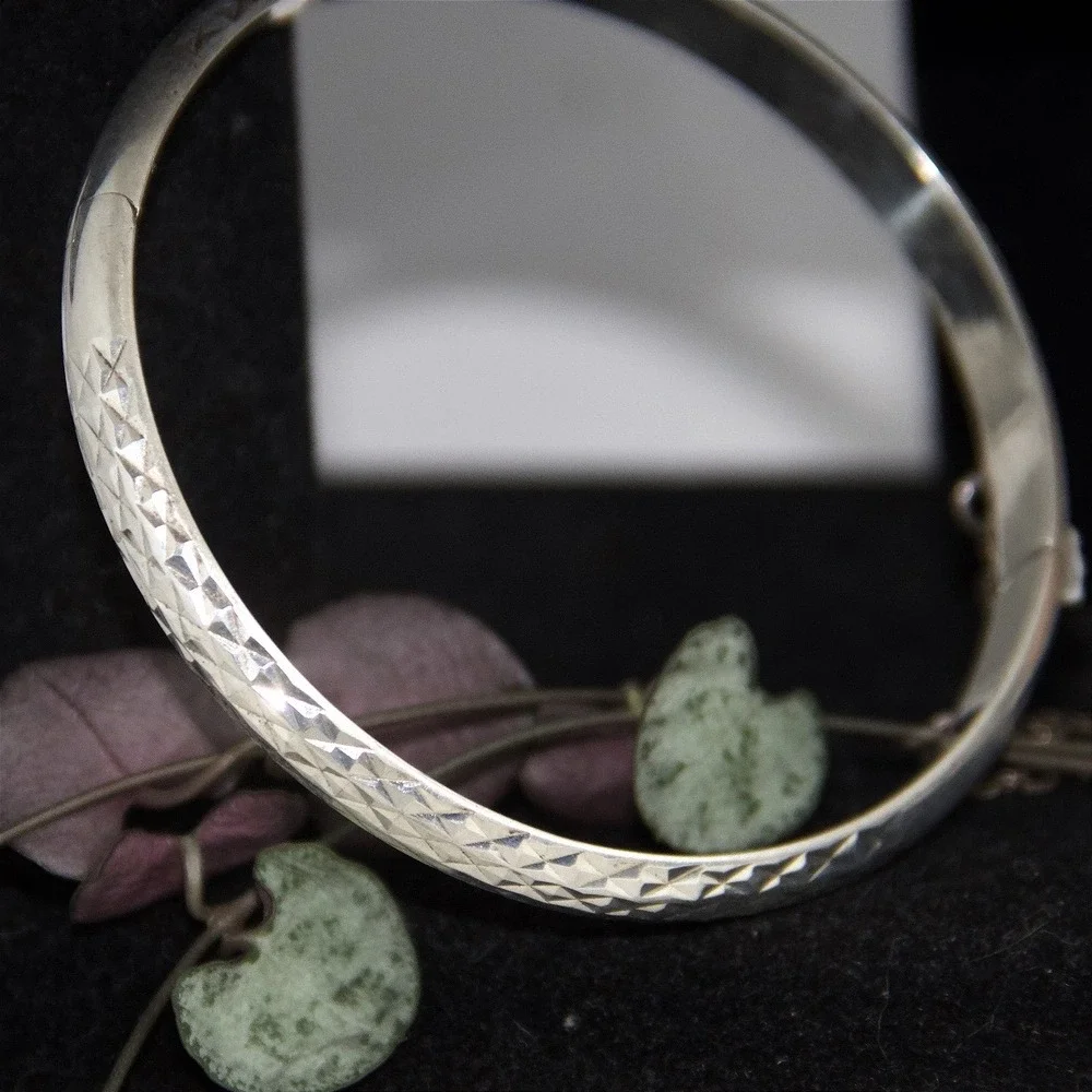 Vintage Sterling Silver 925 Diamond Cut Engraved Hinged Bangle Bracelet 7.5